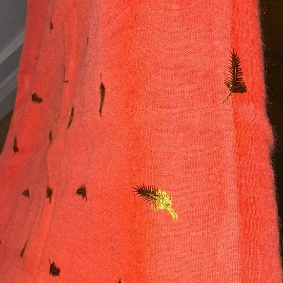 LERDU Coral Scarf with Gold Details - Picture 14 of 14